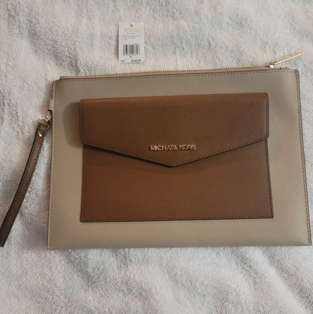 MICHAEL KORS LARGE ENVELOPE WRISTLET